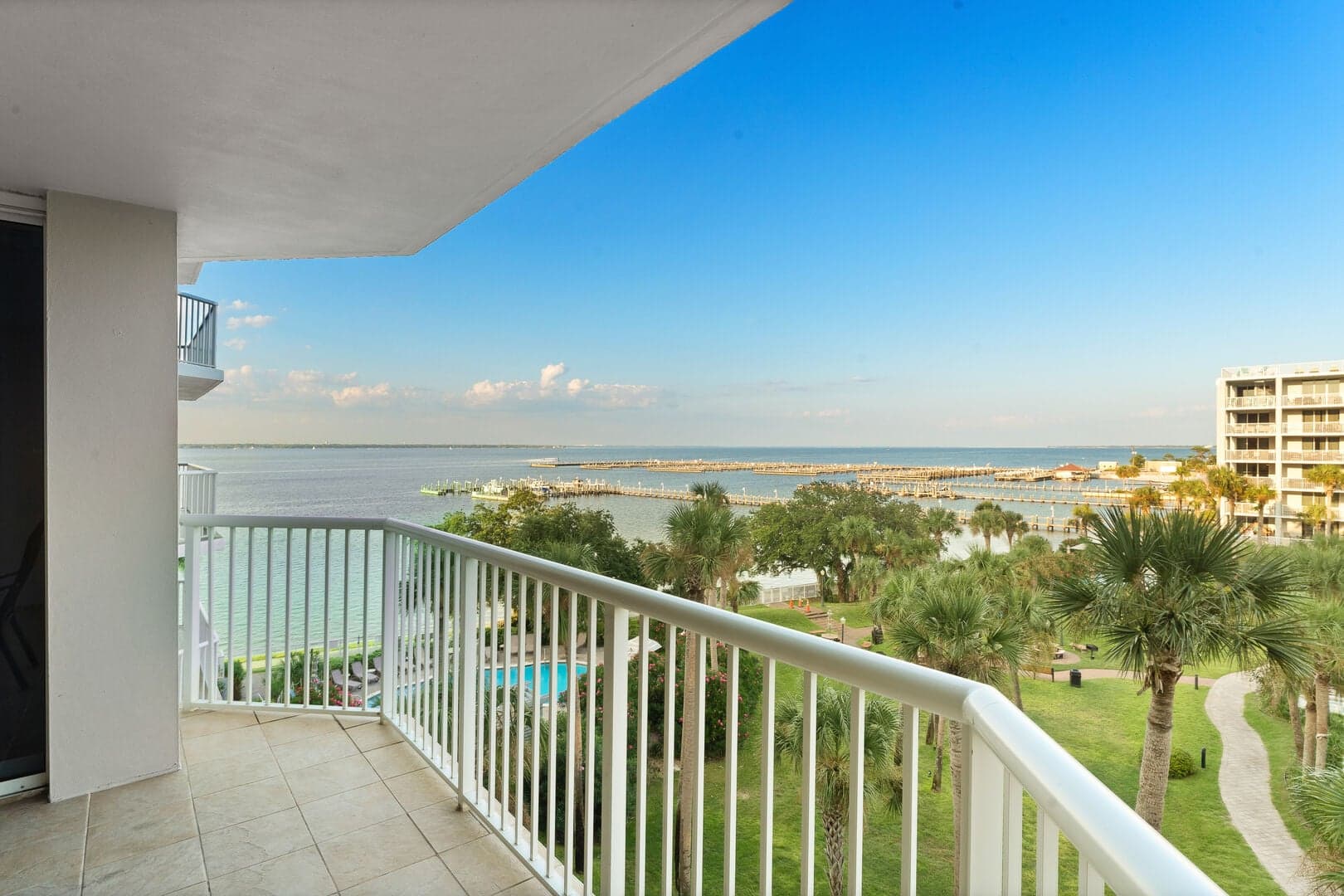 Destin West - Heron 505 photo 2